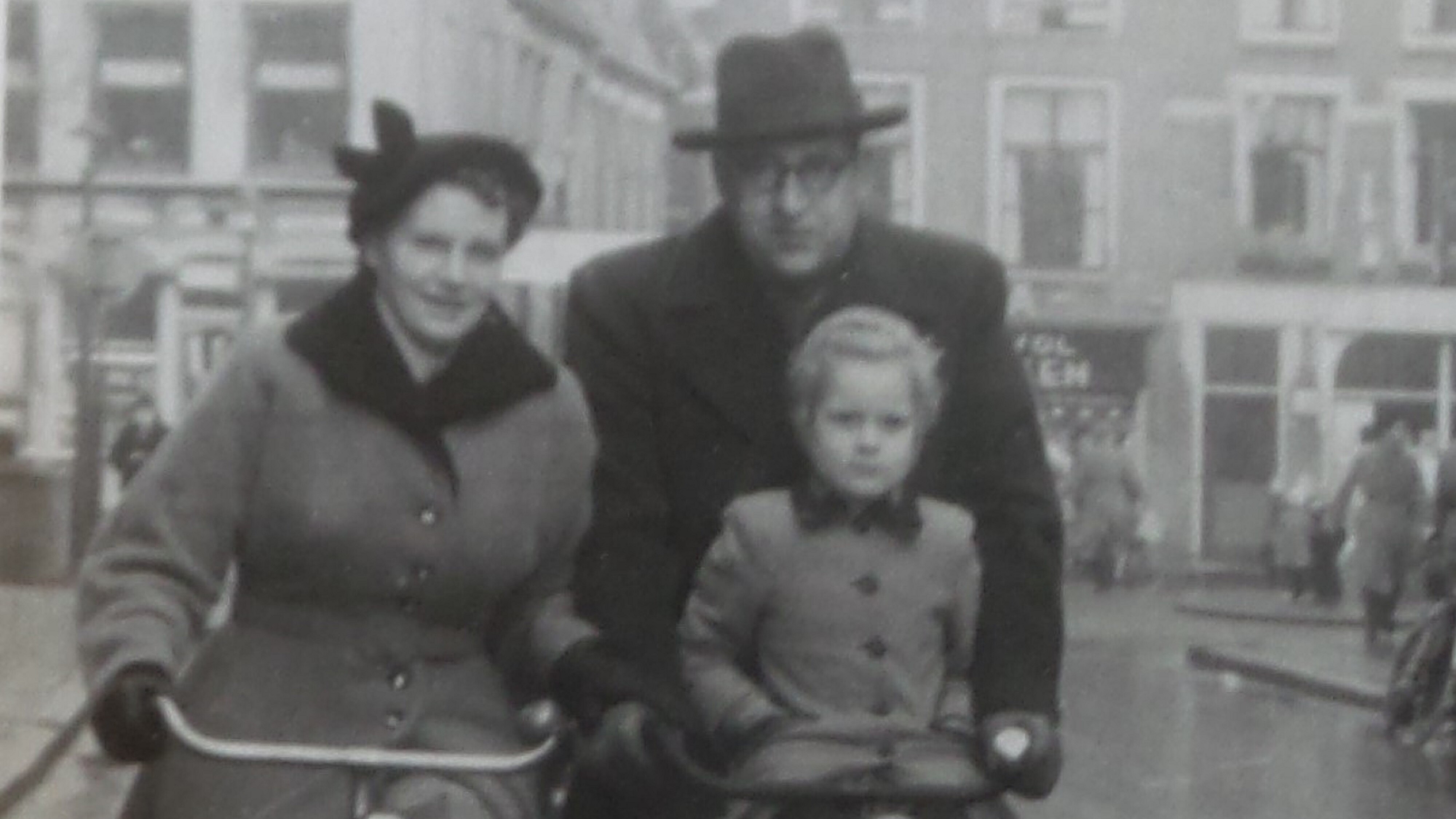 Kleine Corry met vader en moeder op de fiets