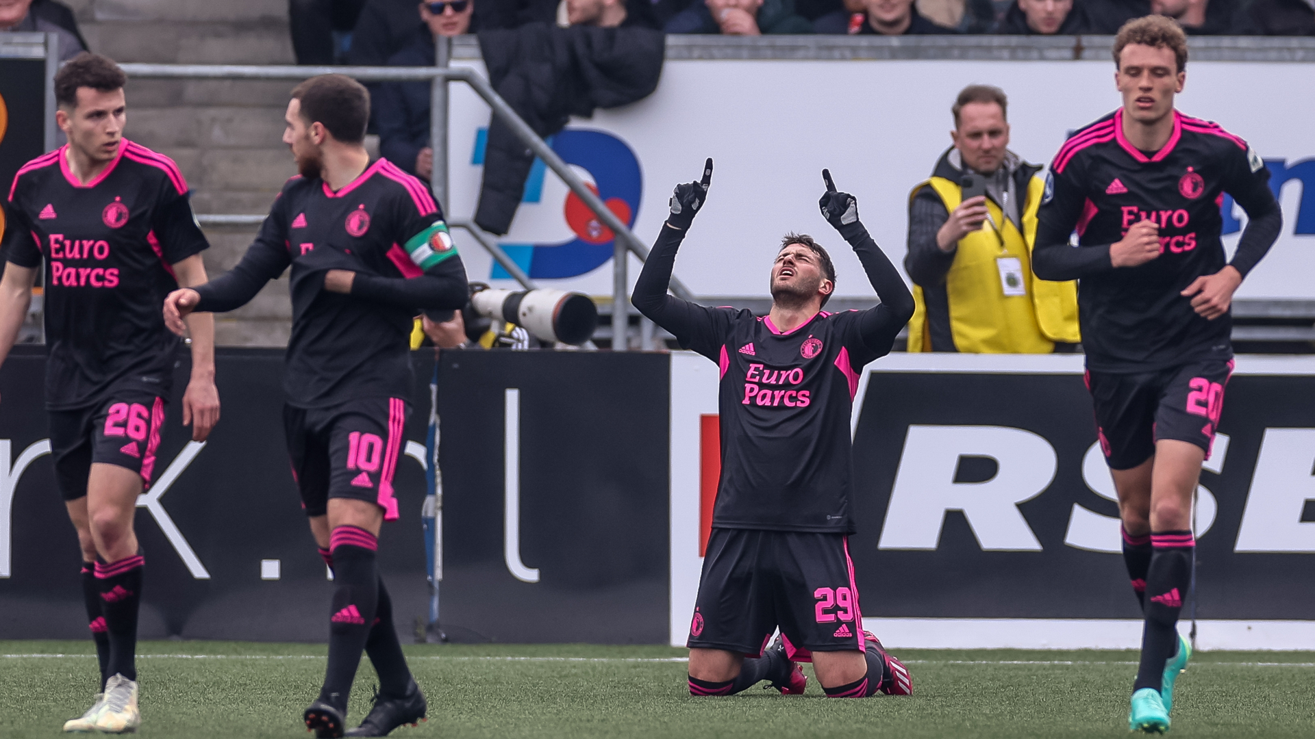 Gimenez viert zijn doelpunt tegen SC Cambuur in 2023