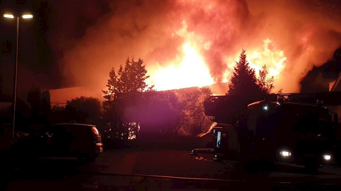 Uitslaande brand verwoest Moeder Teresakerk in Hengelo