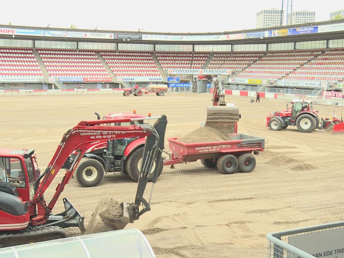 Het gras uit het Spartastadion wordt weer vervangen door kunstgras
