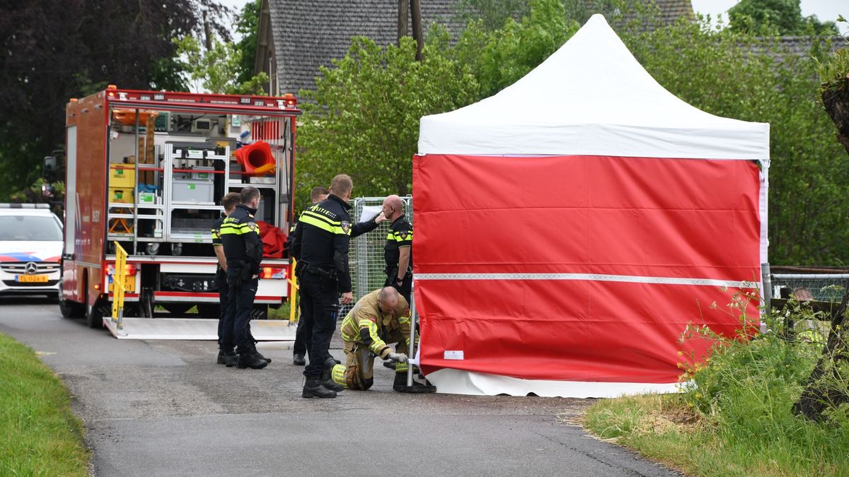 Overleden man gevonden in auto langs de weg in Papekop