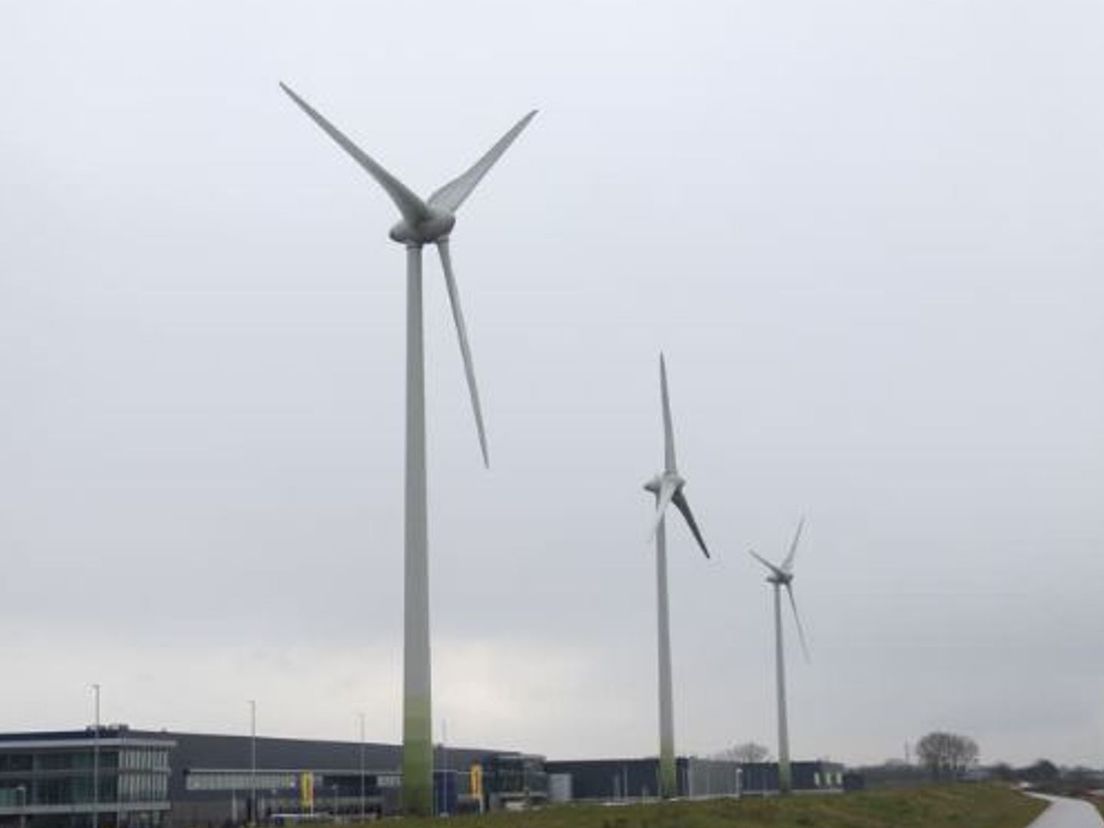 Drie van de vier windmolens langs de Dordtsche Kil, bij Dordrecht