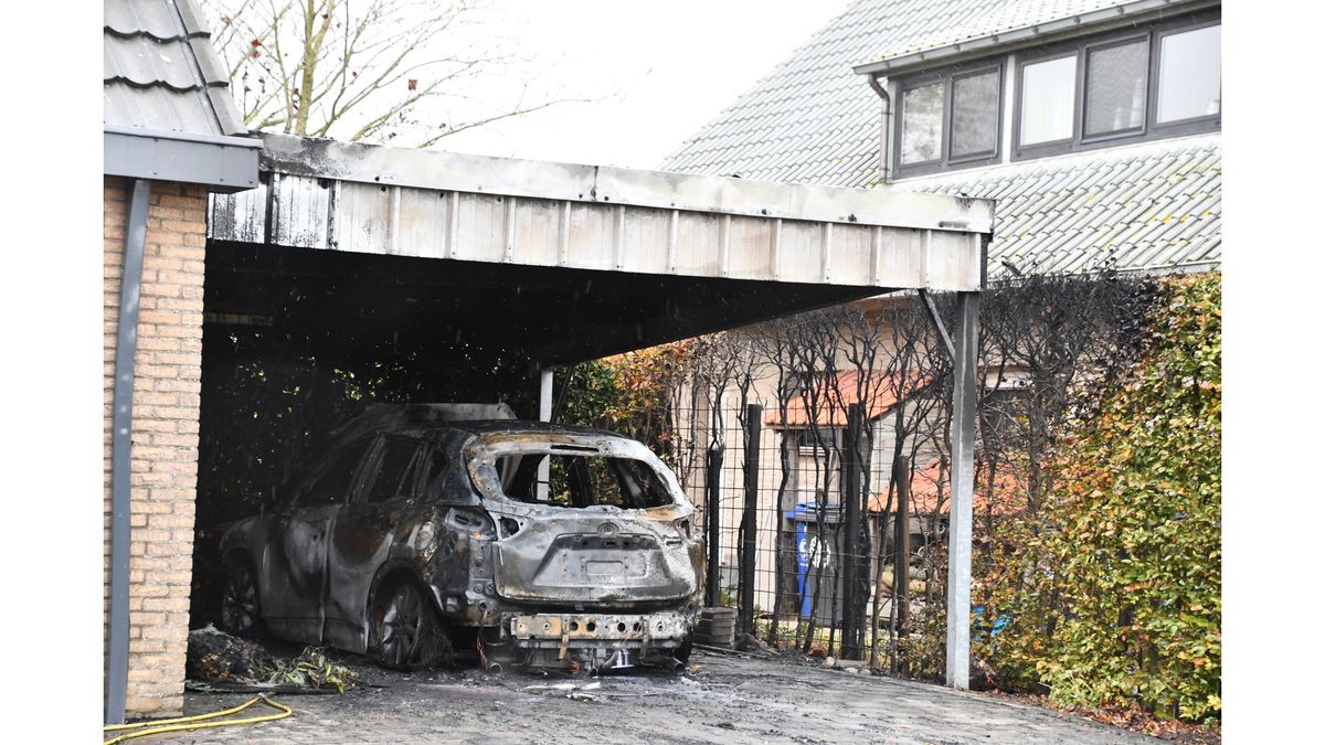 Auto gaat in vlammen op na brand in carport in Groede
