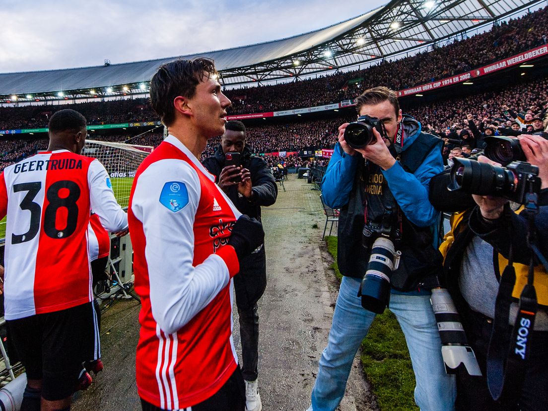 Steven Berghuis viert een goal met de Feyenoord-supporters.