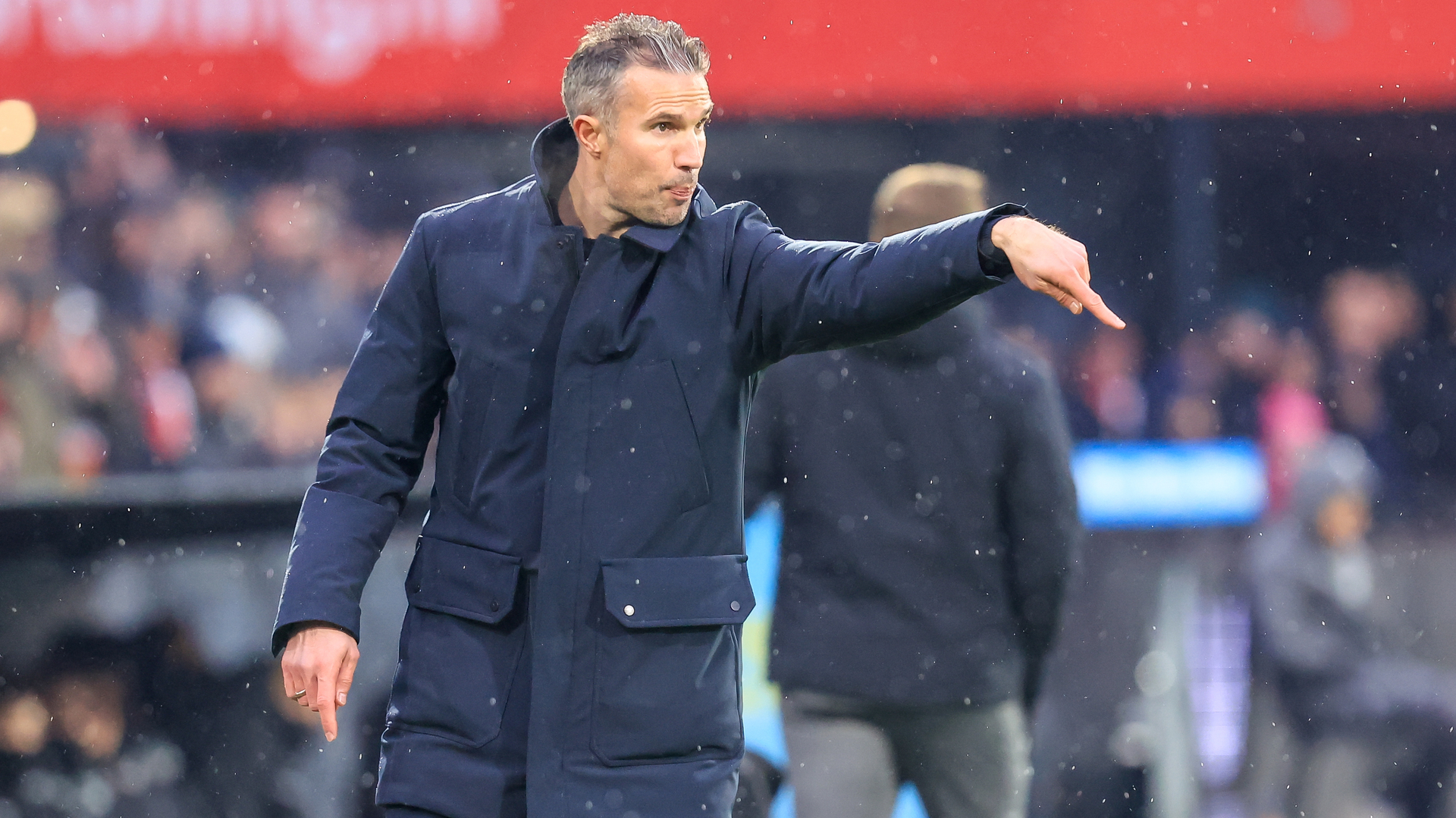 Robin van Persie coacht zijn team aan tijdens het thuisduel met NEC