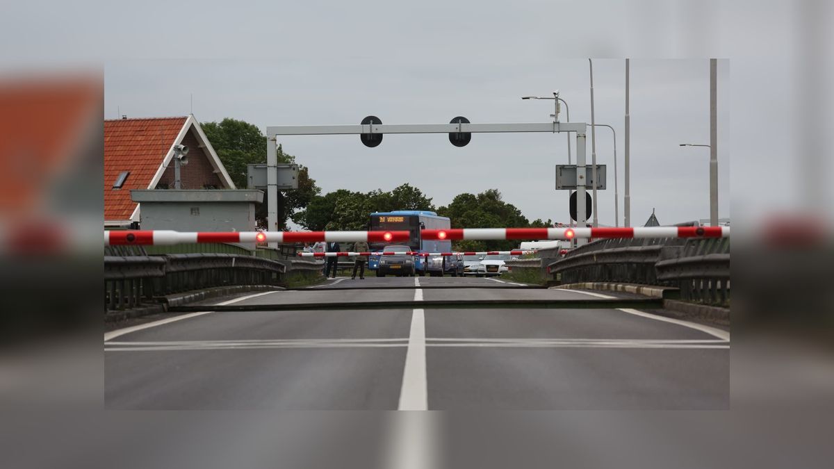 UPDATE: Rijkswaterstaat weet niet waarom brug Kornwerderzand nog steeds kapot is