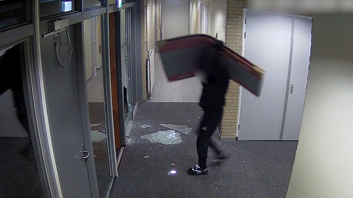 Groep jongens steekt vuurwerk af en jat gymmat in gymzaal Soest