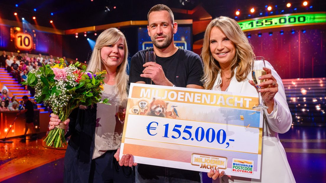 Michael en zijn vriendin krijgen de cheque overhandigd van Linda de Mol