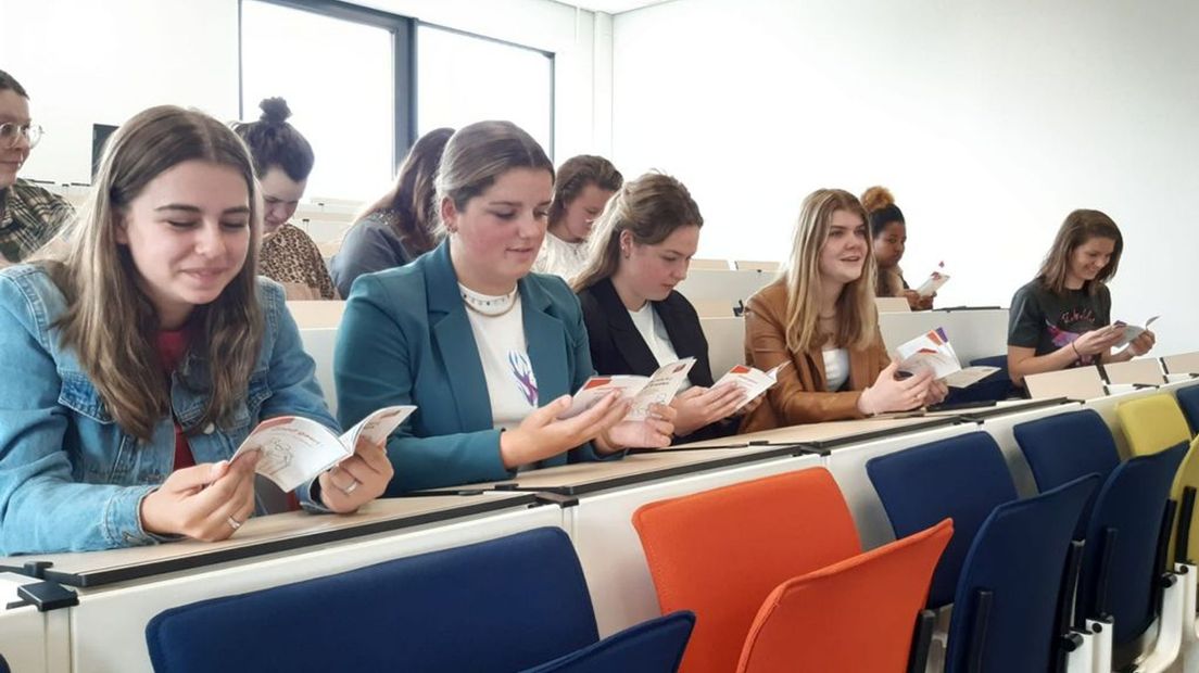 Studenten van het Graafschap College ontvangen het eerste zakboekje: 'Eerste hulp bij-j plat proaten'