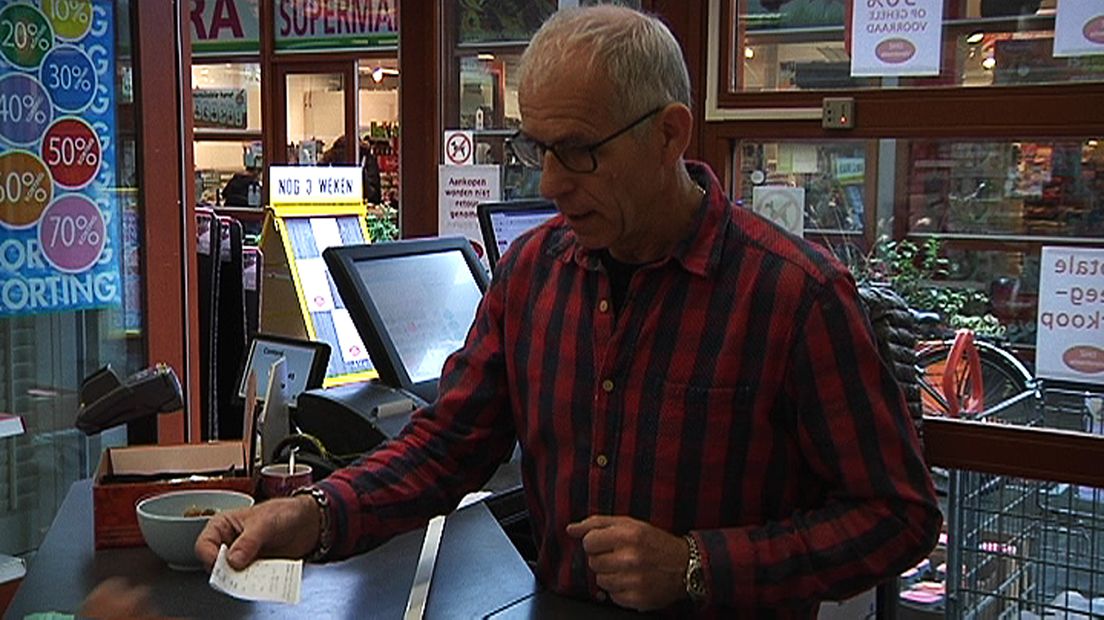 Verstraete verkoopt klusspullen in zijn Utrechtse winkel.