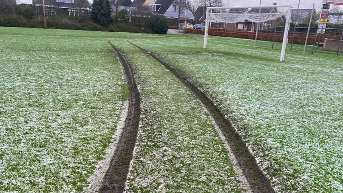 Ongewenst bezoek voor voetbalclub Titan uit Nieuw-Weerdinge: auto's en trekker vernielen veld