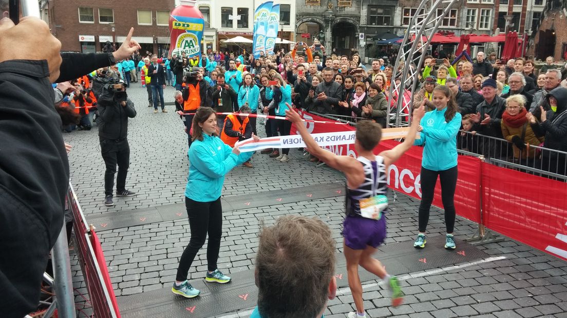 Atleet Michel Butter heeft zondag het NK halve marathon in Nijmegen gewonnen. Hij kwam in 1.05,04 als eerste over de finish tijdens de wedstrijd die tijdens de Stevensloop werd gehouden. Bij de vrouwen won Ruth van der Meijden uit Groesbeek in 1.13.52.