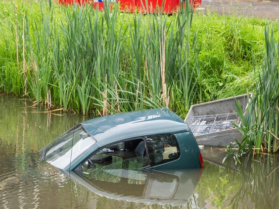 112-nieuws: File door kapotte vrachtwagen bij Eemnes | Auto in water na vergeten handrem