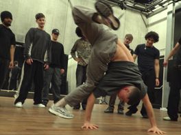 Grasveld voor schouwburg wordt dancebattle-arena: wie wordt beste freestyle danser?