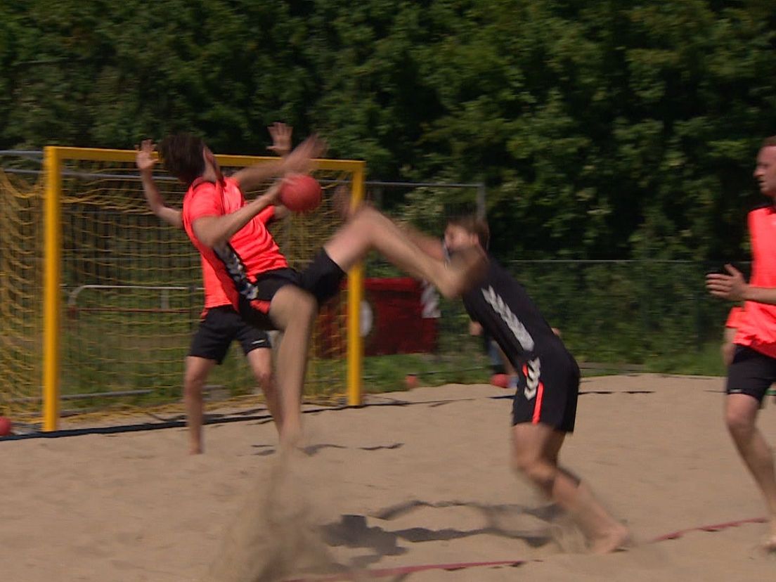 Beachhandballers in training bij Feyenoord Handbal