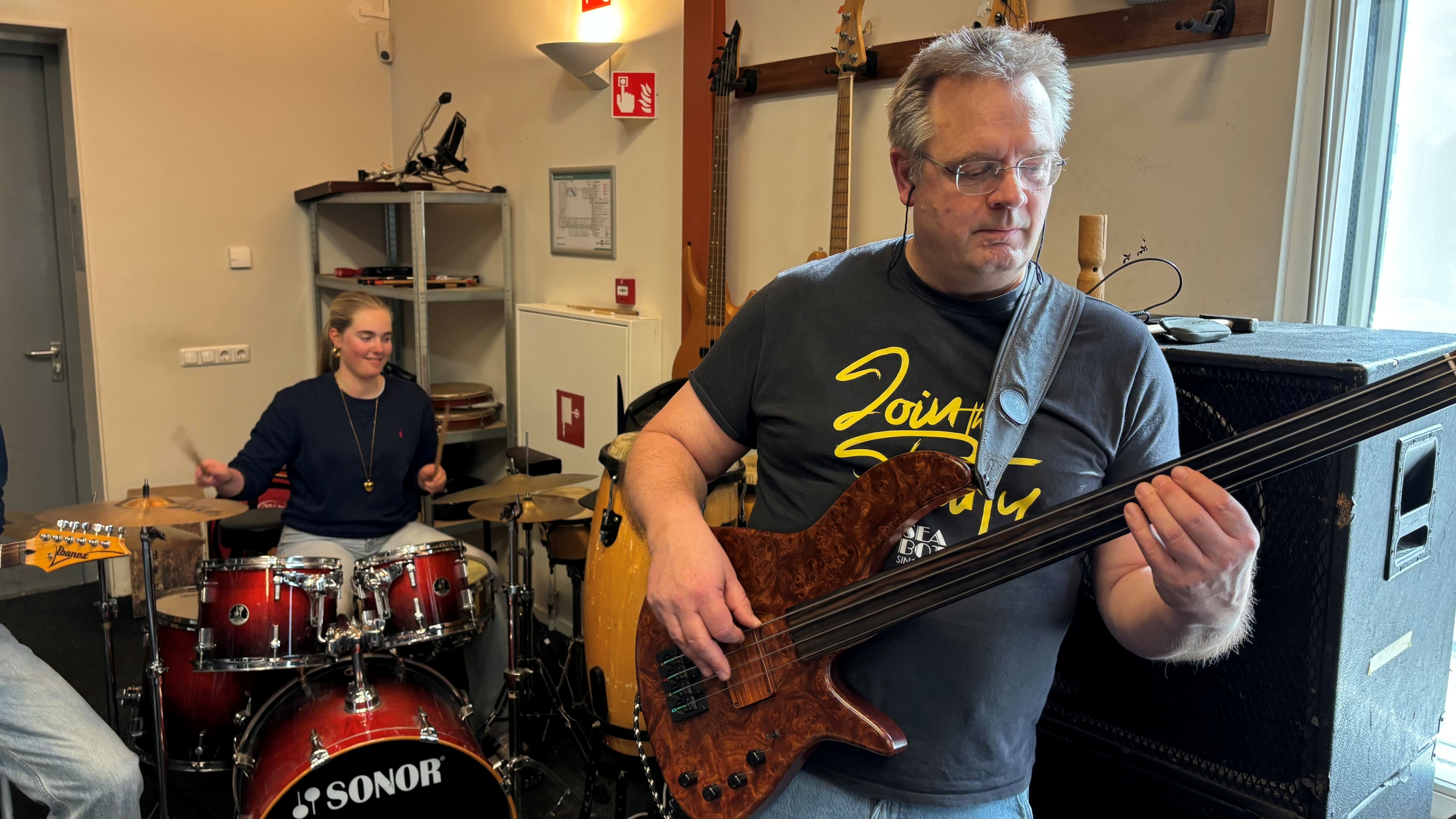 Bob Pruiksma is bassist fan de Bogerman Bigband en fan de Big Band Friesland