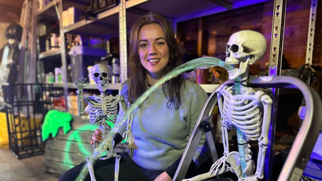 Angela Danen met haar skelet.