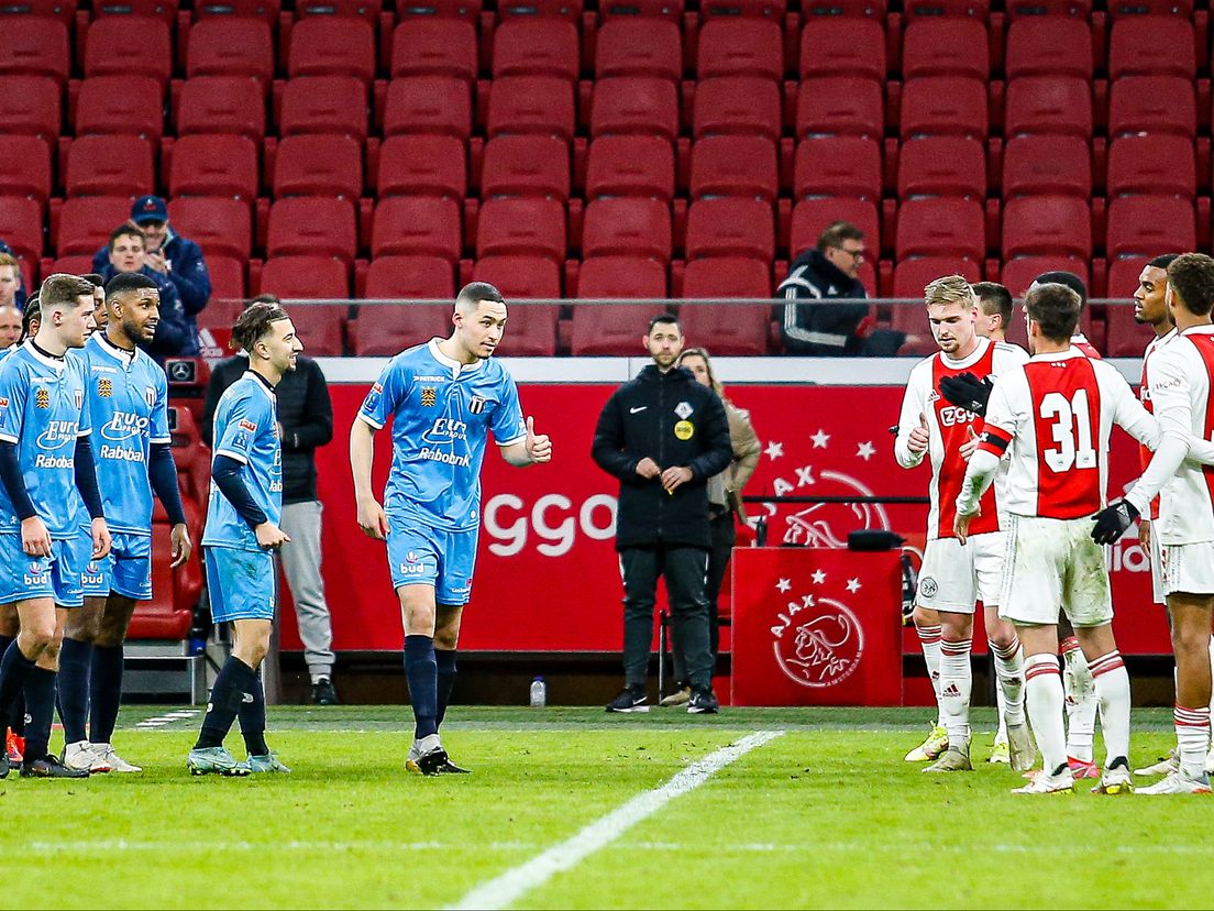 Devin Plank steekt een duim op naar de spelers van Ajax, nadat hij door een erehaag het veld op is gekomen