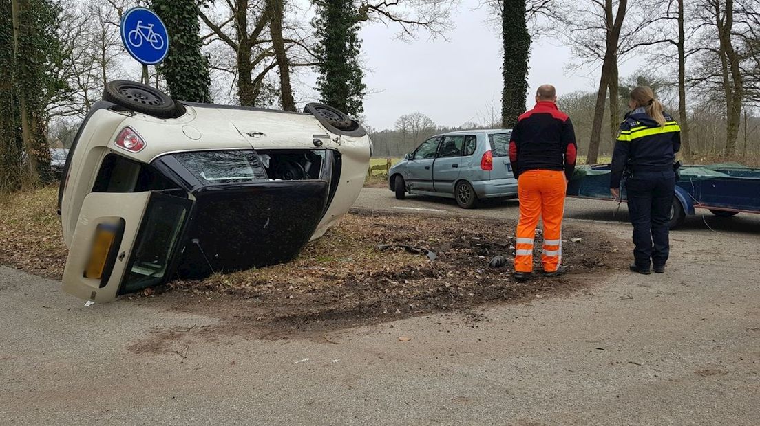 Auto op de kop bij ongeluk in Enschede