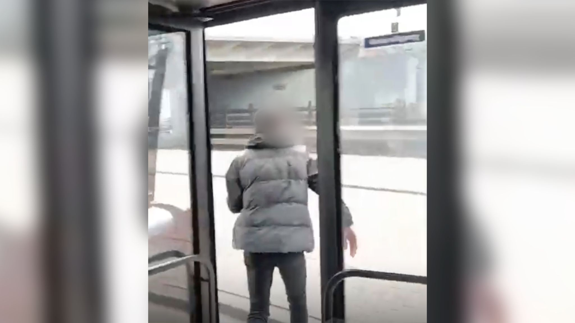 Na de mishandeling loopt de verdachte de bus uit