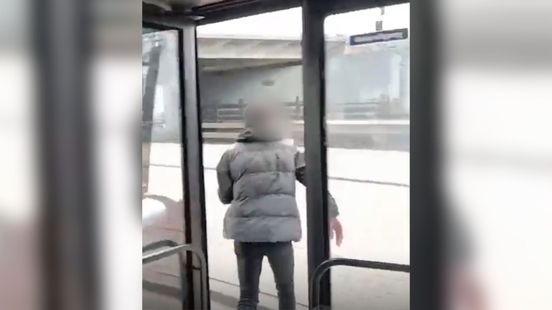 Mishandeling buschauffeur op klaarlichte dag in volle, rijdende bus; burgemeester geschokt en woedend