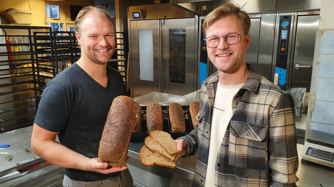 Wim van Malkenhorst (l) en Vincent Valstar (r) met hennepbrood