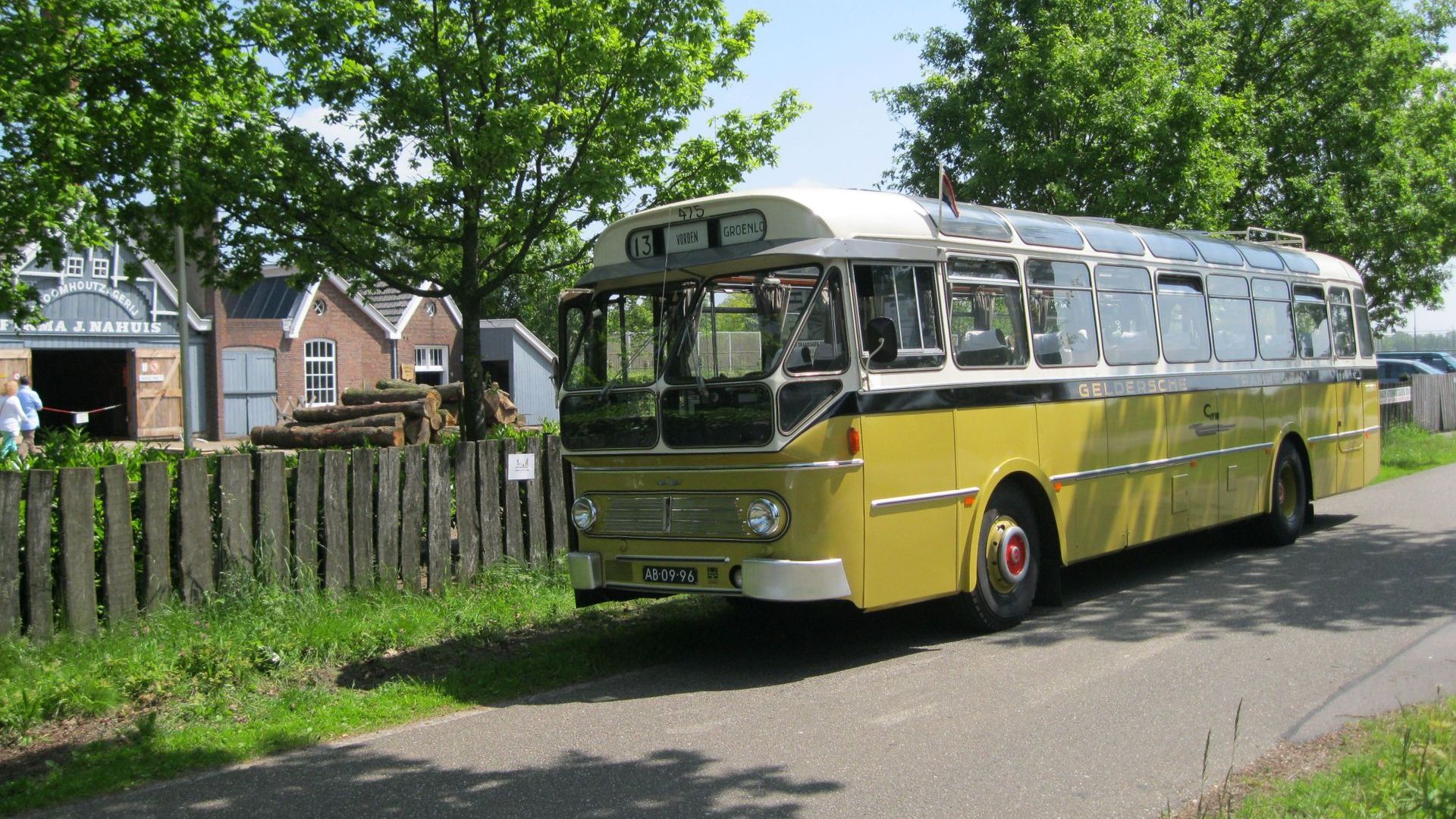 Cultuurbus brengt Winterswijkers naar museum in Groenlo.