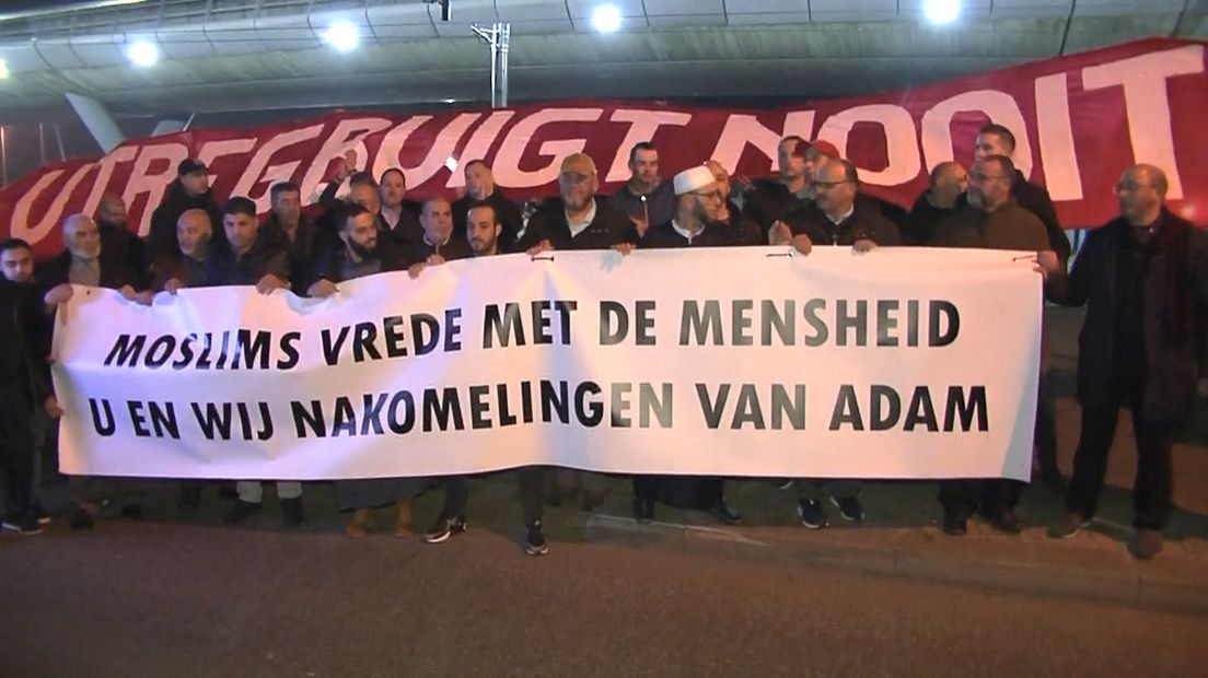 Tijdens de stille tocht die na de tramaanslag werd gehouden kwamen supporters van FC Utrecht samen met moslims uit de stad.
