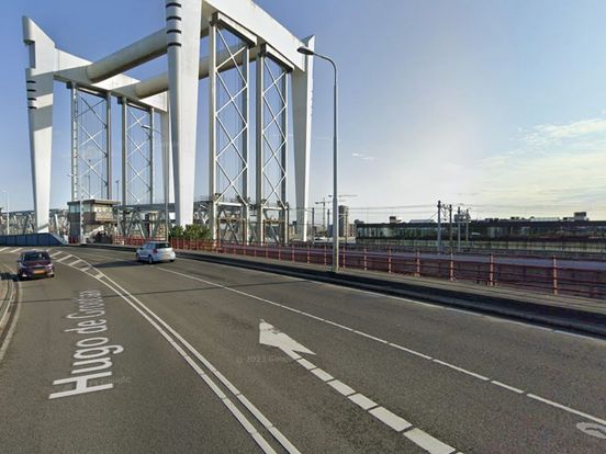 De man werd op de Stadsbrug tussen Dordrecht en Zwijndrecht van zijn fiets getrokken