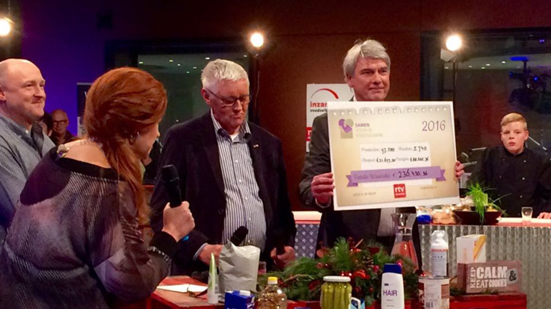 De cheque wordt aan Harrie Timmerman overhandigd (Rechten: RTV Drenthe / Elkana Everhardus)