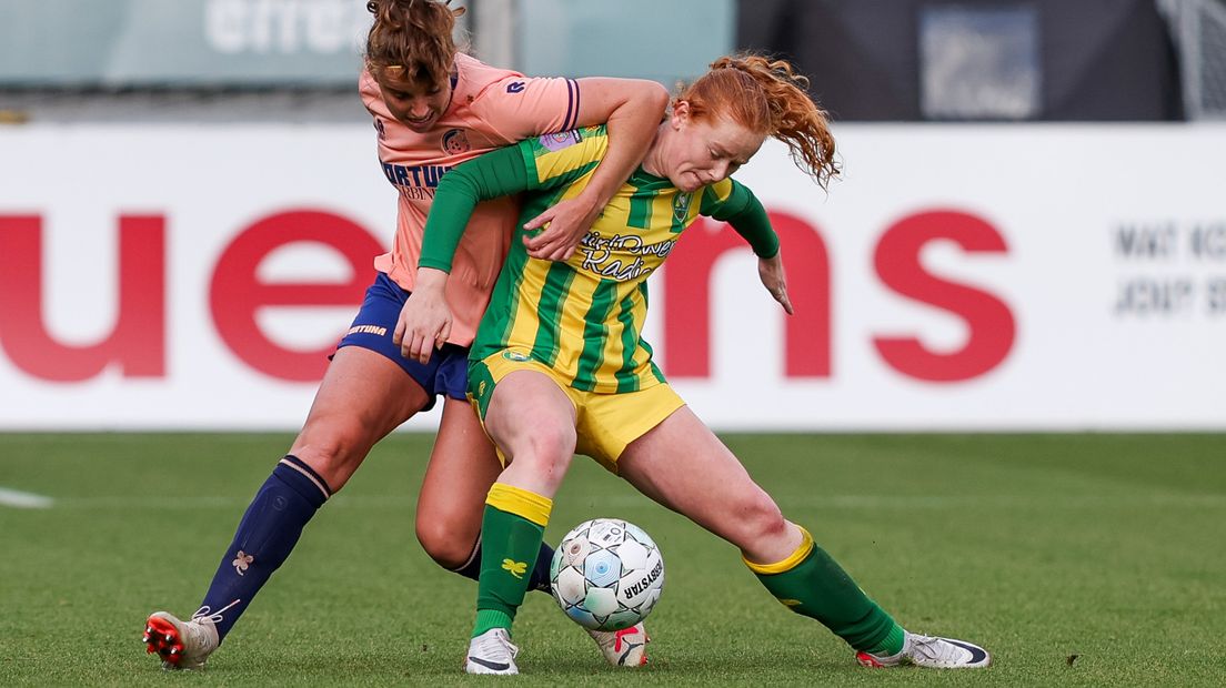 ADO-speelster Manon van Raay wint een duel om de bal