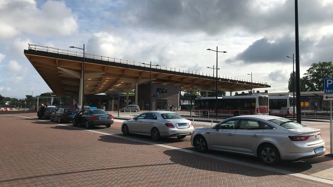 De vijf nieuwe taxistandplaatsen bij  station Assen zijn te weinig (Rechten: archief RTV Drenthe)