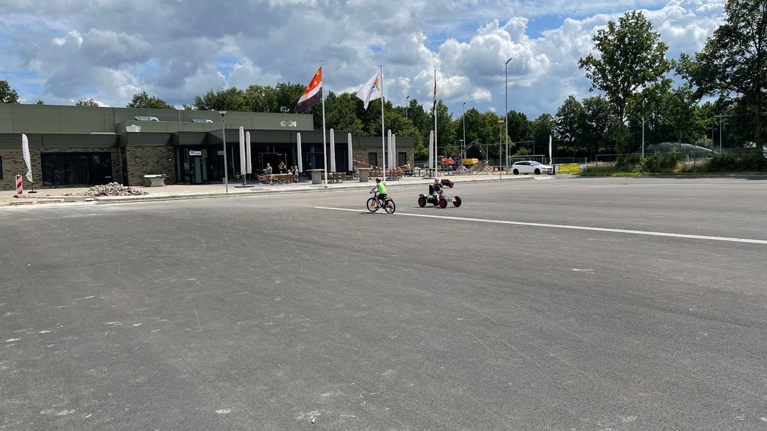 Het evenemententerrein van het MFC. Hier vindt de markt van Stichting Promotie 7huizen plaats