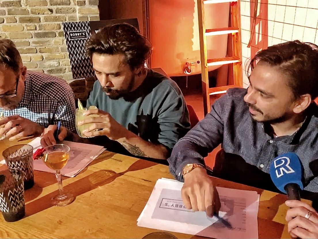 De deskundige jury boog zich over zes bijzondere cocktails