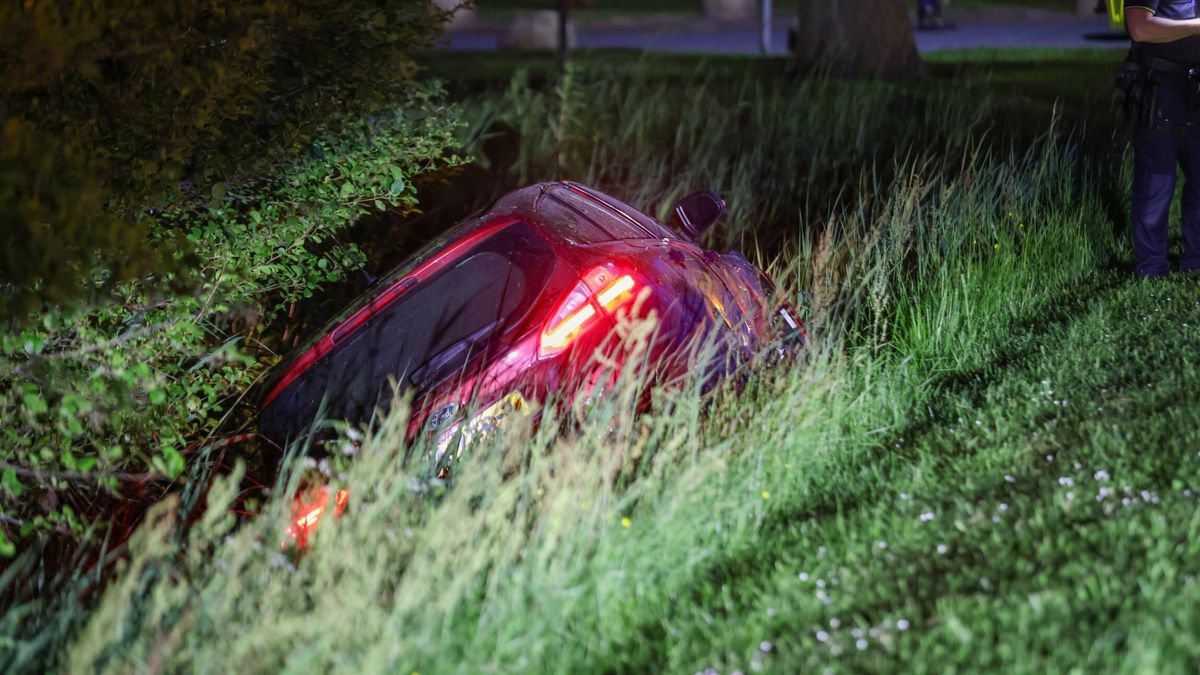 112-nieuws 14 mei: Auto in de sloot bij Klooster-Lidlum | Politie onderzoekt hennepkwekerij in De Ti