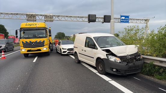 Lange file op snelweg, verkeer over vluchtstrook na ongeluk. Lange file op snelweg, verkeer over vluchtstrook na ongeluk.