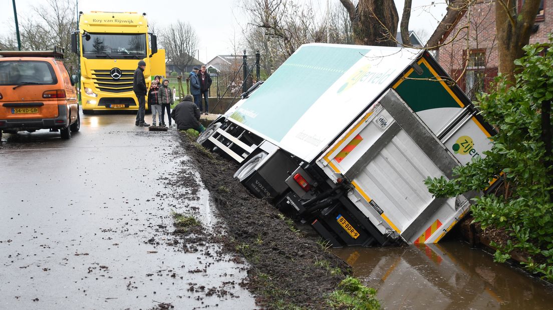 De truck is zwaar beschadigd.