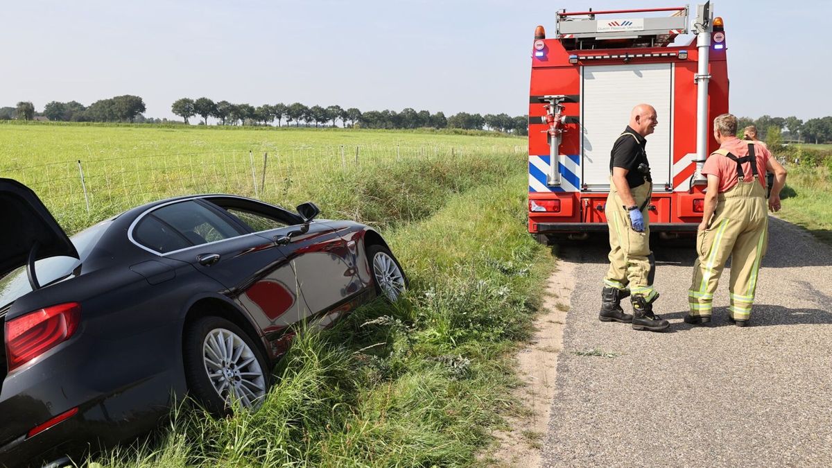 Automobilist rijdt greppel in bij Bronneger