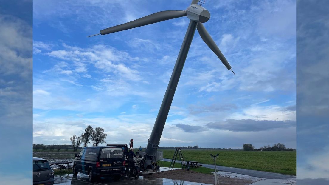 De windmolen wordt recht op de plek gezet