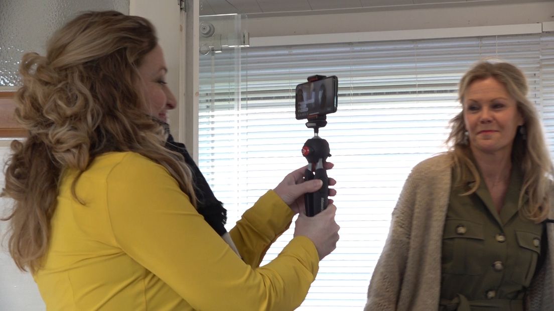 Handschoenen, ontsmettingsmiddel en gesprekken buiten de woning: wie in deze periode een huis wil bezichtigen, moet zich uiteraard ook aan de strikte regels houden. Voor makelaars betekent het een compleet nieuwe manier van werken. Sommigen proberen daar extra creatief mee om te gaan: bijvoorbeeld door een bezichtiging te livestreamen. 'Al verkoop je een huis pas echt door persoonlijk contact.'