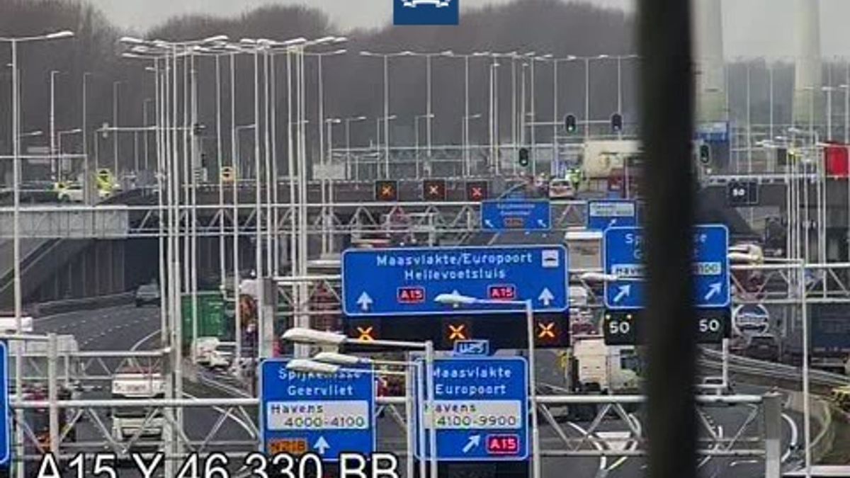 A15 tussen Rotterdam en Europoort weer vrijgegeven na sprong van viaduct, verband met dodelijke stee