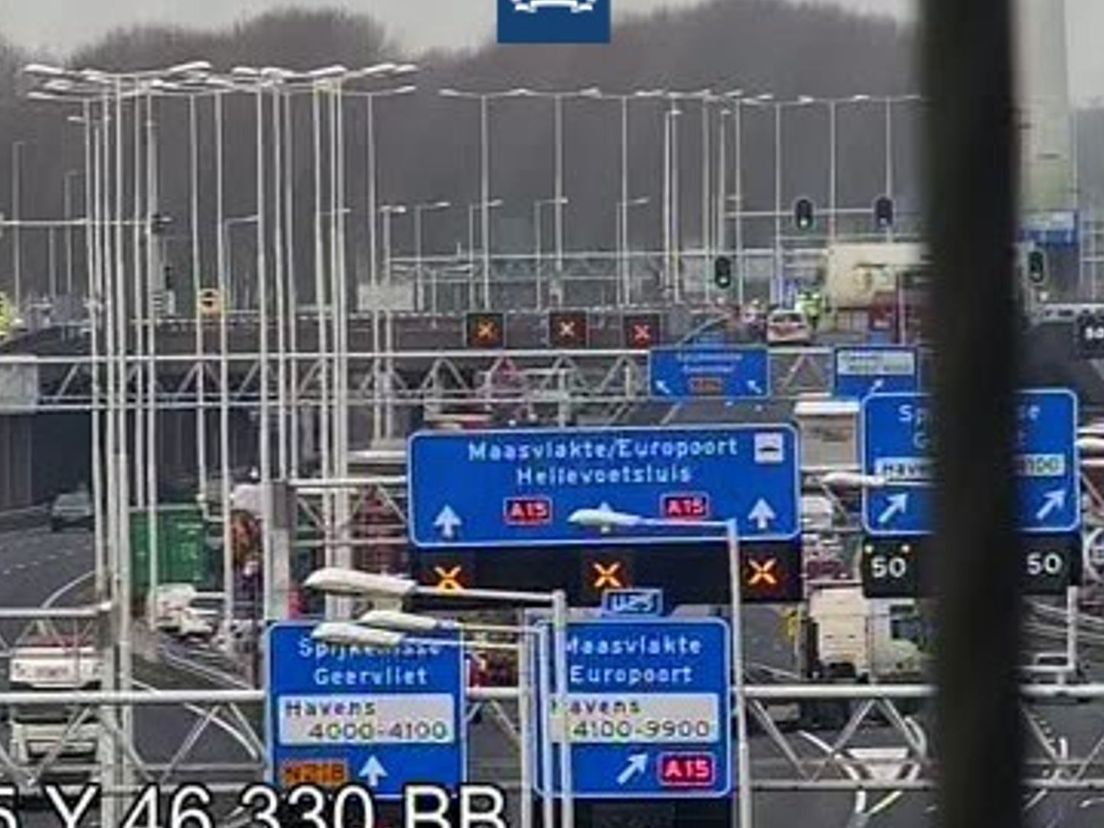 Door een ongeval zijn maandag op de A15 drie rijstroken dicht