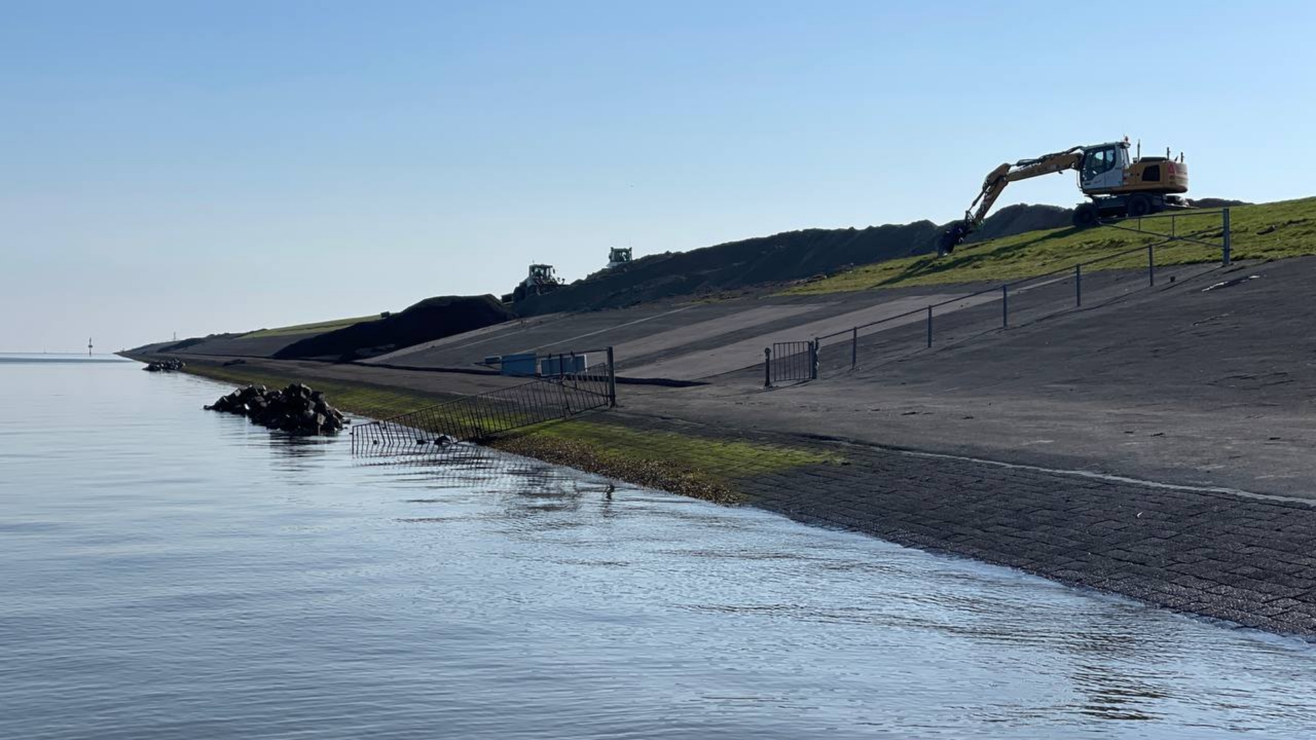 Versterking Lauwersmeerdijk begonnen, kilometerslange dijk wordt bijna een meter hoger