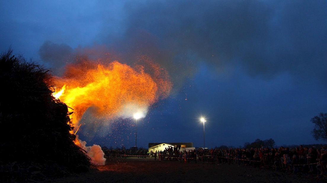 Paasvuur de “Leggenbarg” aan de Lichterbergerdijk in Rijssen