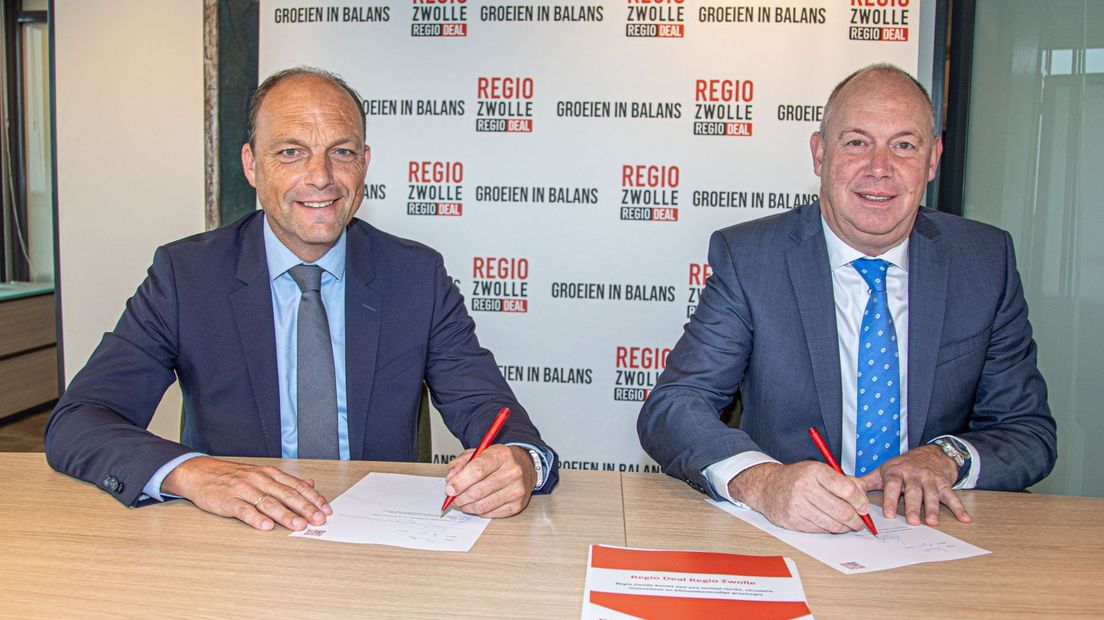 Ondertekening Regio Deal Regio Zwolle door regiovoorzitter Peter Snijders en gedeputeerde Bert Boerman (Rechten: Frans Paalman)