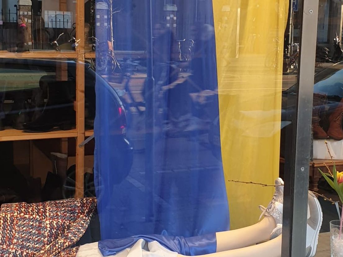 De Oekraïense vlag hangt in de etalage van de schoenenwinkel van Anke Griffioen