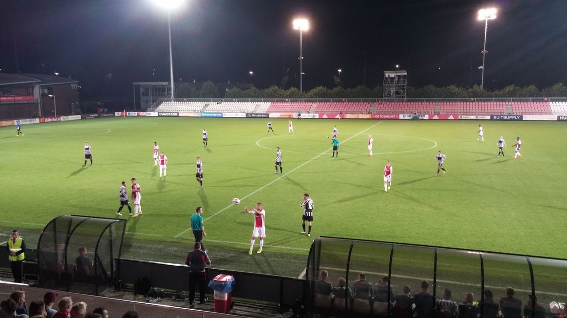 Achilles'29 beleefde een beroerde avond in Amsterdam. Jong Ajax overklaste de Groesbekers op alle fronten en zegevierde met een ware zevenklapper (7-1).