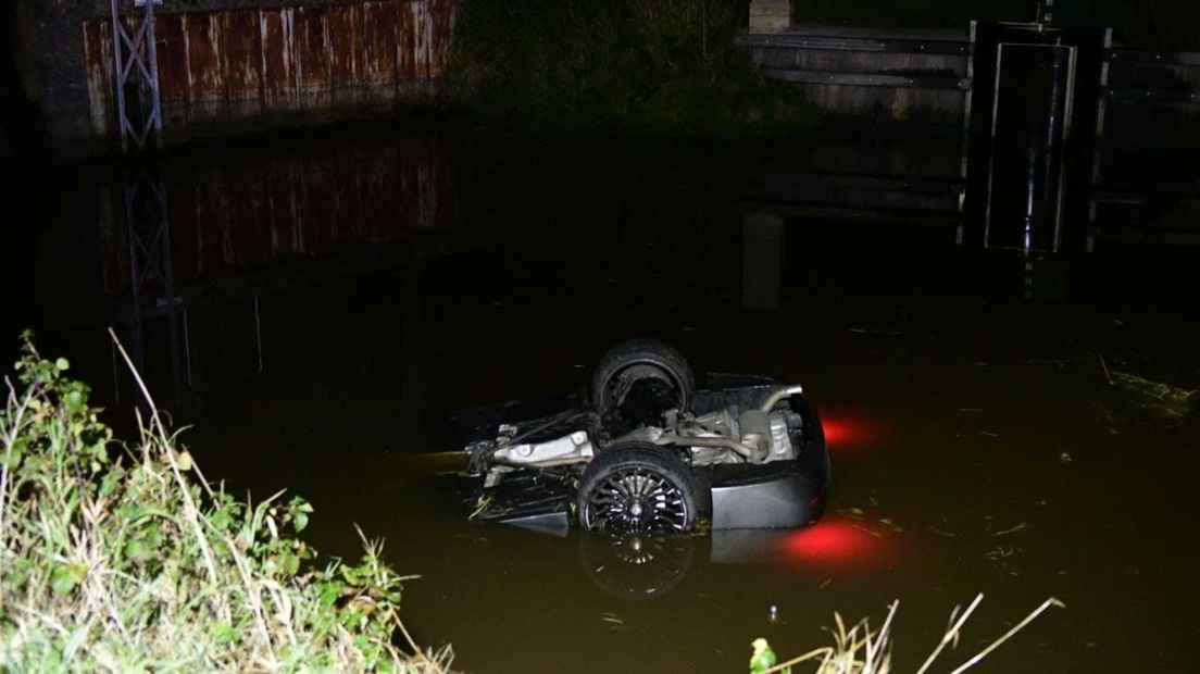 De auto raakte te water bij het gemaal Sans Souci in Schildwolde