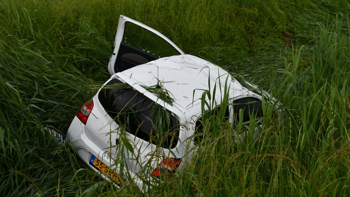 Auto belandt in sloot naast Westerscheldetunnelweg bij Borssele, één rijstrook afgesloten