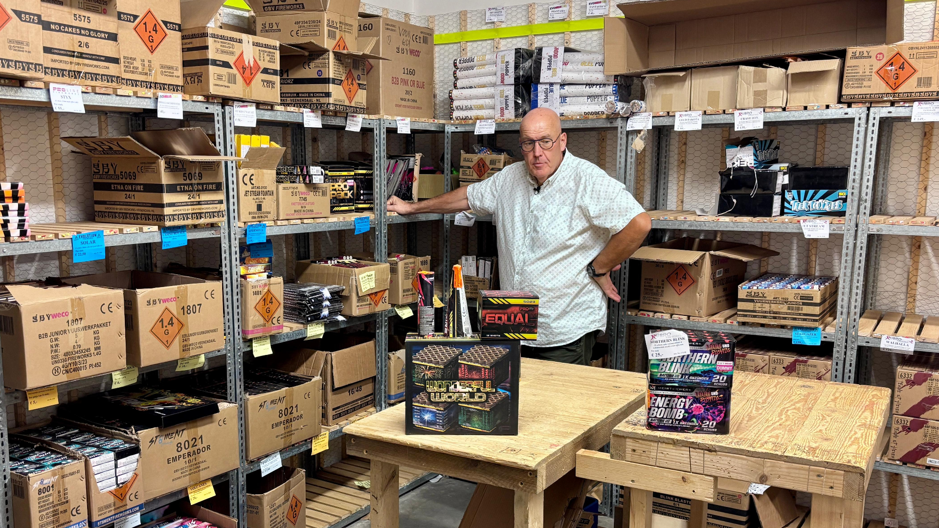 Hugo Groeneweg met zijn overgebleven vuurwerkvoorraad.